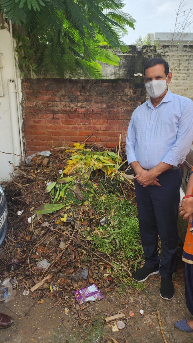 JoonBhupinder's tweet photo. 20 साल तक दिल्ली नगर निगम में रह कर BJP ने कुछ इस तरह बर्बाद किया है दिल्ली को। 

बीजवासन विधानसभा का कूड़े के अम्बार से ये हाल बनाया है BJP ने। 

दिल्ली की जनता देश की राजधानी को गंदगी के अम्बार में तब्दील करने के लिये इन्हें माफ़ नहीं करेगी।

#SelfieWithBJPKaKooda https://t.co/TnCJVenZ42