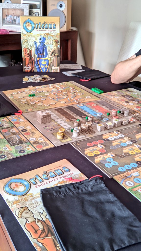 LuisPocke's tweet photo. Ayer tocó jugar a Orleans, juegazo, de esos euros que tanto me gustan.
Después jugamos a Las Vegas Royale,un juego más familiar pero muy,muy divertido.
Con @PacoCazorla4 y @LordRobert3003.
@ArrakisGames
#Orleans #boardgames #juegos #lasvegas #juegosdemesa https://t.co/gbdaYlxvOm