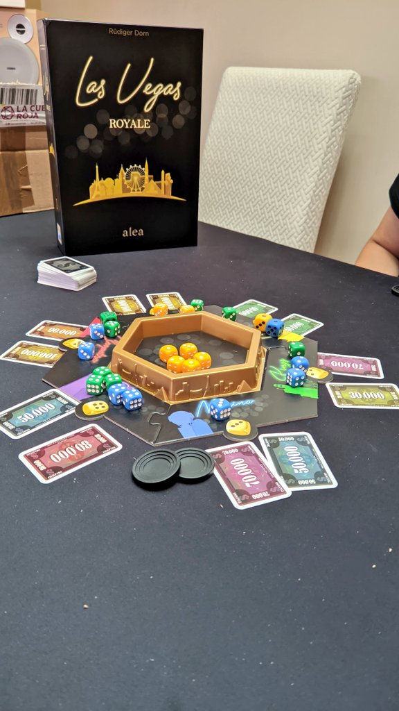 LuisPocke's tweet photo. Ayer tocó jugar a Orleans, juegazo, de esos euros que tanto me gustan.
Después jugamos a Las Vegas Royale,un juego más familiar pero muy,muy divertido.
Con @PacoCazorla4 y @LordRobert3003.
@ArrakisGames
#Orleans #boardgames #juegos #lasvegas #juegosdemesa https://t.co/gbdaYlxvOm