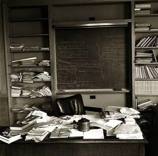 RT @RestudyHistory: Albert Einstein's study on the day of his death, 18th April, 1955. https://t.co/7uVgSan5wX