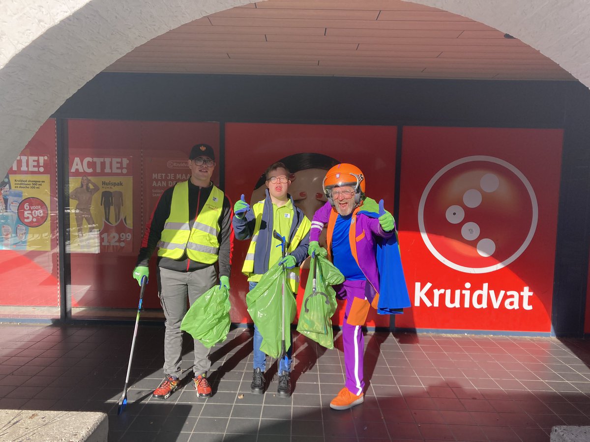Elke week maken onze jongeren het winkelcentrum ‘troepvrij’. En natuurlijk ook vandaag #worldcleanupday2022 #opgeruimdleusden