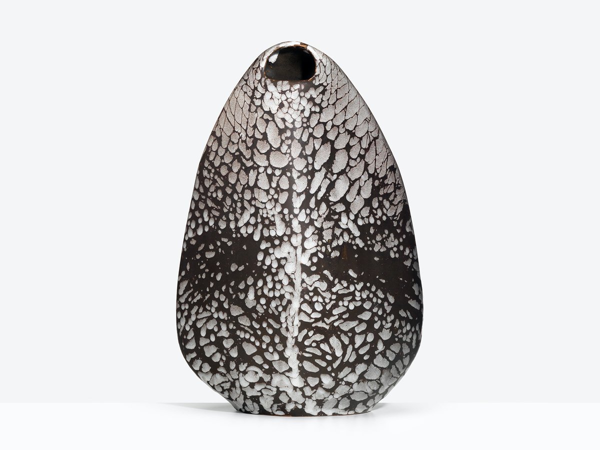 James Tower, Spray, 1980
tin-glazed earthenware, 55 x 38 cm
ehc.art/exhibitions/ja…