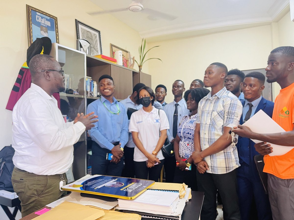 GreatKsbsa's tweet photo. The 2021/2022 Executives led by Master Emmanuel Opoku [@rowkish] presented a citation of appreciation to their hardworking Patron, Prof. Henry Kofi Mensah. 

In return, the Patron advised them, wish them success in their final exams and after school. Thank you Prof 💙 https://t.co/XXjdyNzuf1