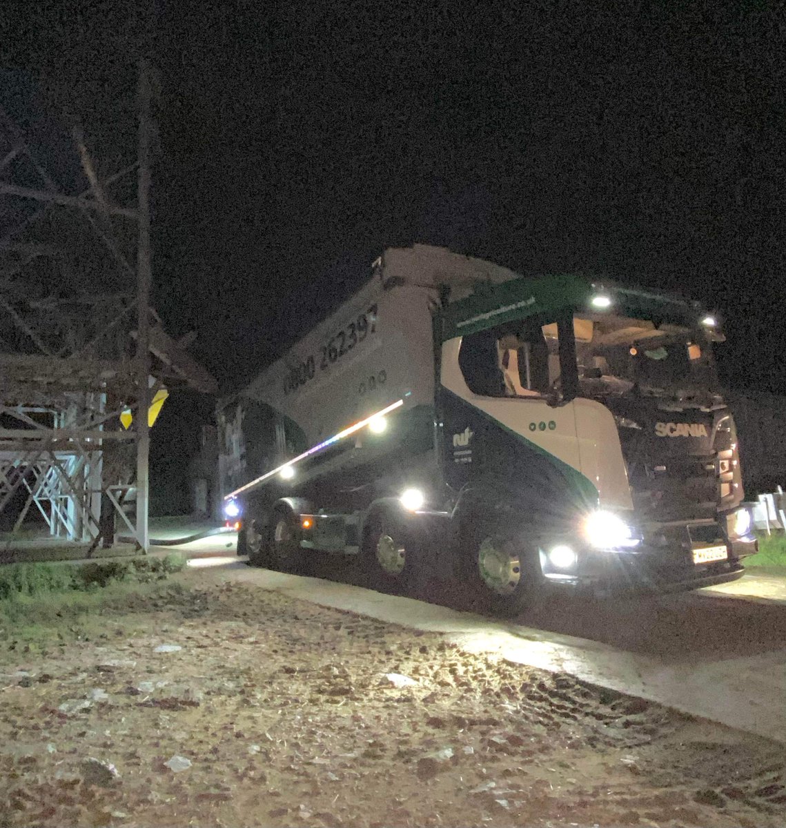 NWFAgriculture's tweet photo. Nothing but a thang! What happens when someone else doesnt deliver?? Charlie comes in for a 4am drop off over in Anglesey 💪🚛

📸 CHarlie Habberley https://t.co/pABKa7MN3f