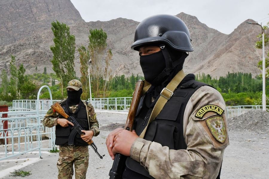 Local fighting resumed on the border of #Tajikistan and #Kyrgyzstan. 

#Kyrgyz authorities have reported military aggression by Tajikistan. President #Zhaparov promised not to give up a single meter of Kyrgyz land.