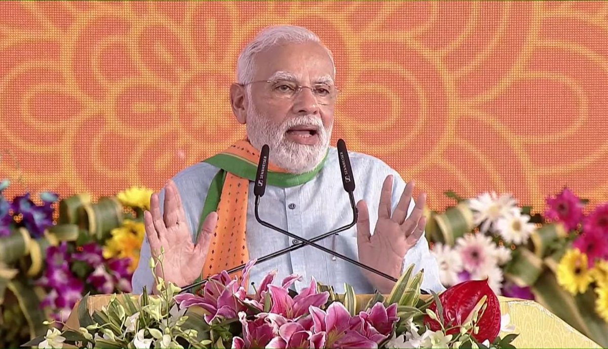 OfficeofSSC's tweet photo. आप स्वसहायता समूह की मेरी बहनों, आपने कोरोना काल में संकट की उस घड़ी में मानव मात्र की सेवा के लिए लाखों मास्क बनाये और उसके पश्च��त आजादी के 75वें अमृत वर्ष में आपने असंख्य तिरंगे बनाकर हम सबको गौरवान्वित किया :माननीय प्रधानमंत्री श्री @narendramodi जी https://t.co/LPGRPlba0I