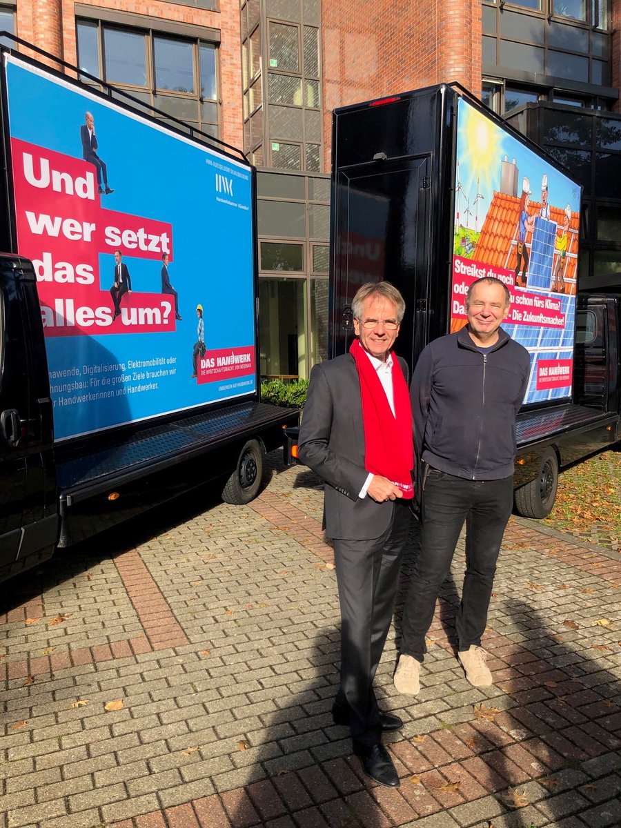 Jacques Tilly, Karnevalswagenbauer, soziale Instanz, rät klimabesorgten Jüngeren bildstark zur Berufswahl "Energienahe Handwerksberufe":Am (Sams-) #TagdesHandwerks schwärmten Trucks mit diesem Motiv zu Freizeitspots an Rhein, Ruhr und Wupper aus
<a href="/EhlertInfo/">Andreas Ehlert</a> <a href="/ZDH_news/">ZDH_Handwerk</a> <a href="/azubiTrends/">Azubi-Recruiting Trends</a>