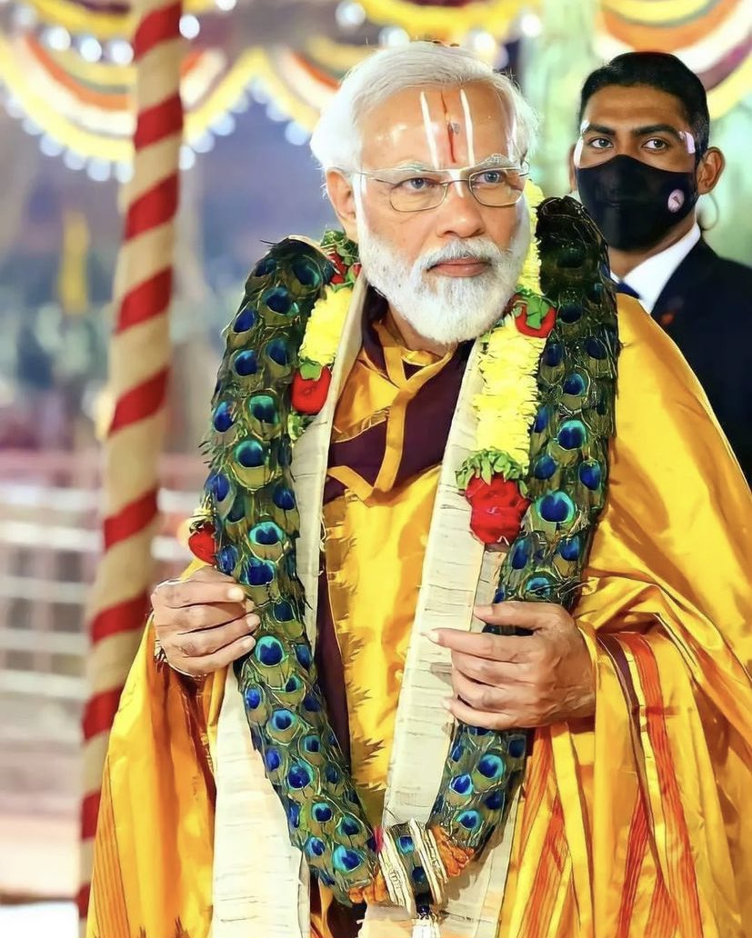 SwamiNaraddev's tweet photo. जीवन की तपिश में तपकर 
समय की आग में जलकर 
सोना बनकर निखरना पड़ता है 
‘मोदी’ पैदा नहीं होते 
‘मोदी’ बनना पड़ता है।

#HappyBdayModiJi https://t.co/Bfxhh2ivqa