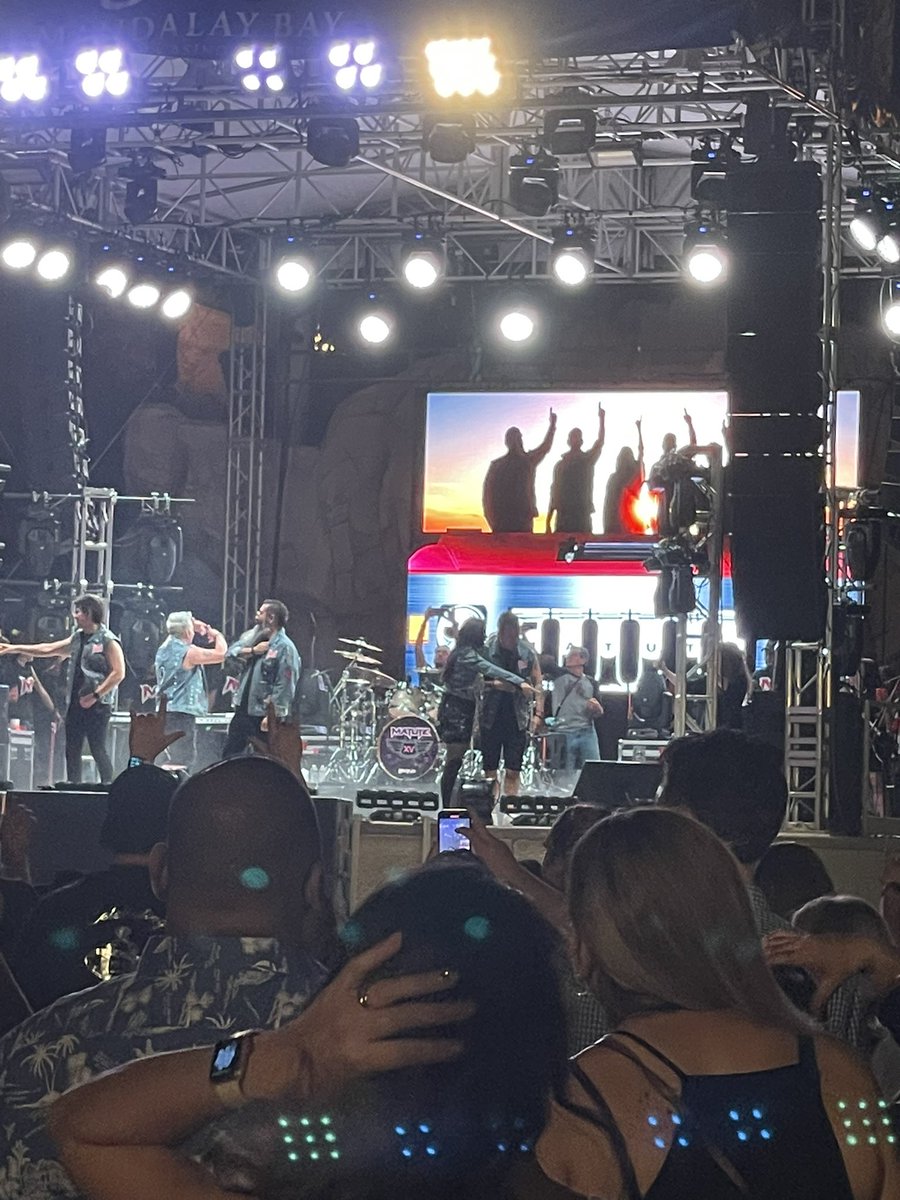 3rika_m's tweet photo. Un Honor ser parte de su festejo !!! Super concierto !!!! Las Vegas 2022 @jorgedalessio @MatuteOficial @MATUTEmx @tanaplanter @IrvingReegalado https://t.co/a7IZMekKJ7