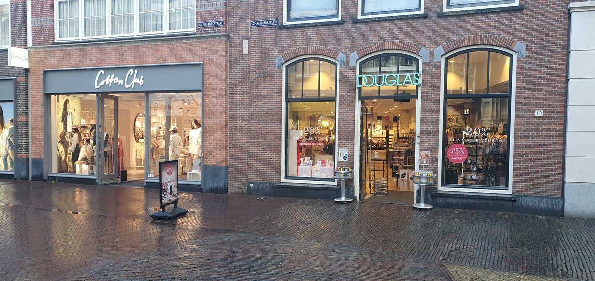 R_P_Bergman's tweet photo. Hoe hoog moeten de #stookkosten worden voordat de deuren dicht gaan? 
Iedereen herkent de openstaande deuren die van -10 tot +35 graden open staan. Straks niet zeuren over de rekening hé! #verspilling #DeurDicht https://t.co/Q0PcHFHKNb