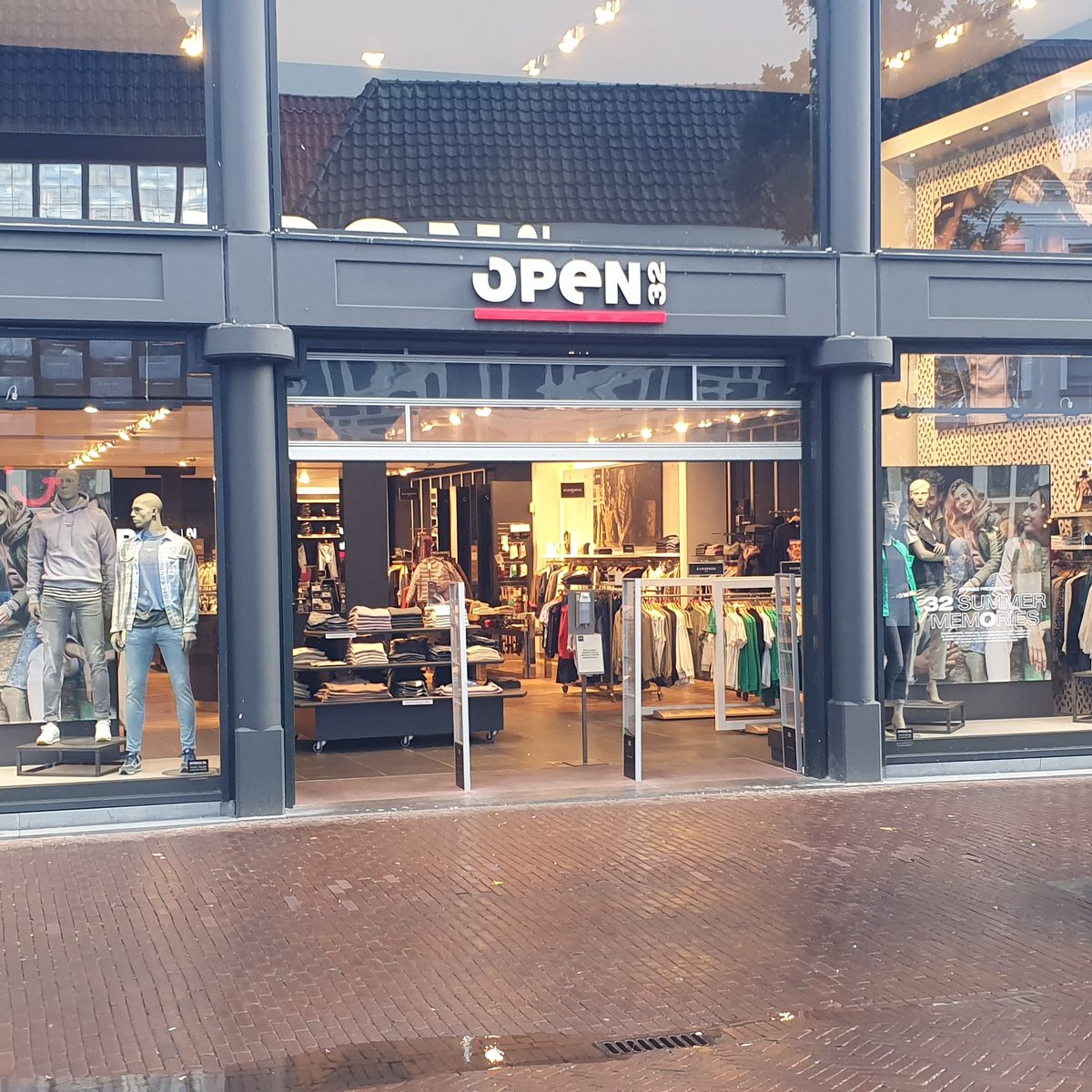 R_P_Bergman's tweet photo. Hoe hoog moeten de #stookkosten worden voordat de deuren dicht gaan? 
Iedereen herkent de openstaande deuren die van -10 tot +35 graden open staan. Straks niet zeuren over de rekening hé! #verspilling #DeurDicht https://t.co/Q0PcHFHKNb