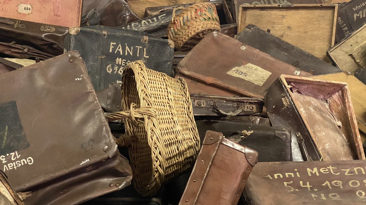 Follow <a href="/AuschwitzMuseum/">Auschwitz Memorial</a>. 

RT this to support our mission &amp; amplify our voice.