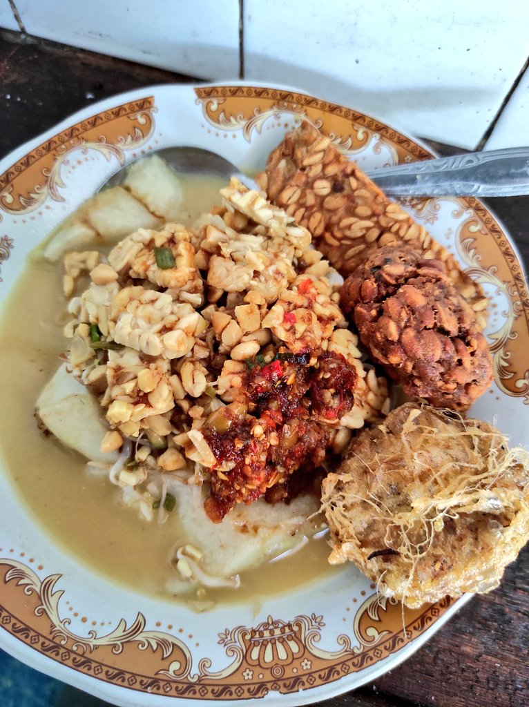 Widino's tweet photo. KULINER KOTA MALANG. NGILER GA? HAHA... 

Hasil hunting kuliner Kota Malang beberapa hari ini. Thanks to my followers yg udah banyak kasih rekomendasi. 

Kulinernya enak2, murah2, dan buanyak bgt. Kalo ada rencana ke Bromo, lebihin bbrp hari buat kulineran di Malang. https://t.co/8h7G9G1exK