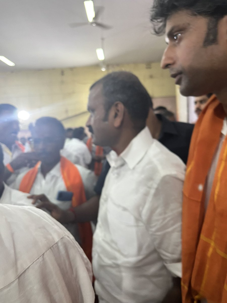 AdvSathyasri's tweet photo. செப்டம்பர் 17ஆம் நாள்72 வது பிறந்தநாள் காணும் மாண்புமிகு பிரதமர் நரேந்திர மோடி அவர்களை வாழ்த்தி காஞ்சிபுரம் மாவட்ட சார்பாக மாபெரும் இரத்ததானமுகாமில் கலந்து கொண்டு இரத்ததானம் செய்த பொழுது, மேலும் சிறப்பு விருந்தினராக மாண்புமிகு மத்திய இணை அமைச்சர் L.முருகன் உடன் கலந்துகொன்டதருணம் https://t.co/uRyaT5m0GN
