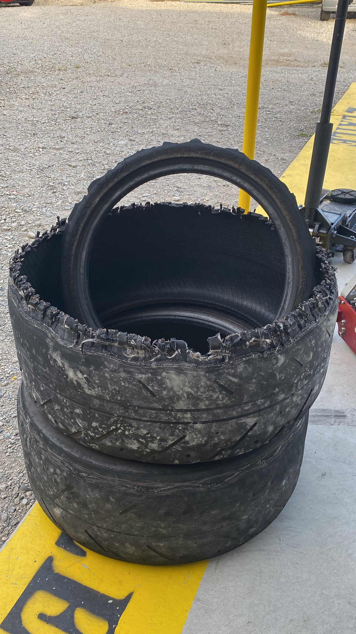 Laile Motorsport 公式 今日は静岡からお客様ご来店 なんか見覚えのある気が 気のせいですかね そして タイヤがバーストされたお客様が急遽ご来店 久しぶりに見たなぁ こんなハデなバースト 中古タイヤに交換して無事にお帰りになりました 大事故になら