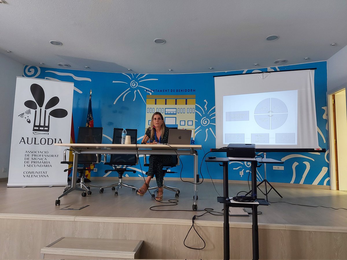 aulodiacv's tweet photo. Ponència de Noemy Berbel: Creant vincles mitjançant projectes artístics: "Re-habitar el barri" #XXIVJornades #JuntsFemAulodia @icharlymusic @BenidormAyto https://t.co/wQimhYejhj