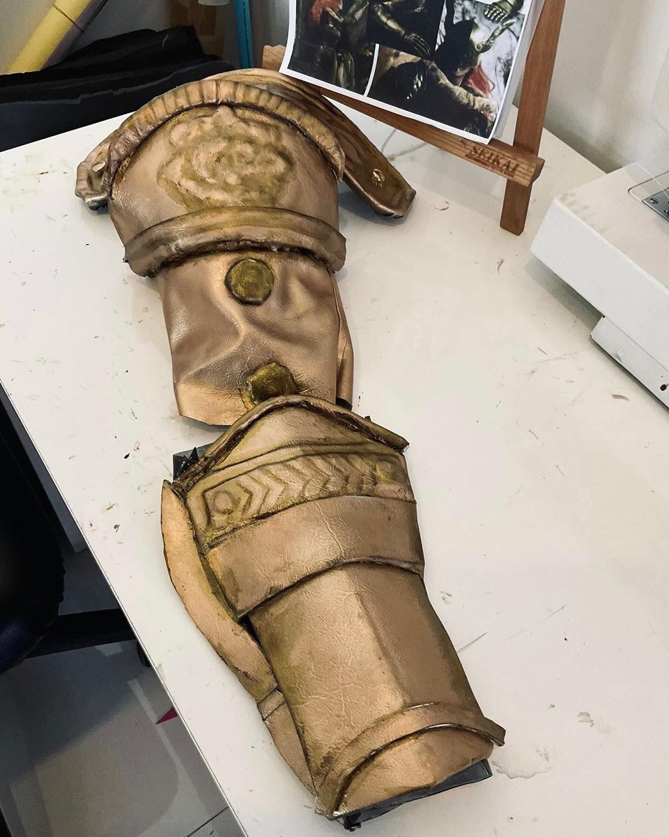 grailvy_'s tweet photo. "Heed my words, I am Melania. Blade of Miquella. And I have never known defeat." 🍷🌑  #EldenRing #EldenRingCosplay #maleniabladeofmiquella #Maleniacosplay #Miquella #GoddessofRot #Scarletrot #Tarnish https://t.co/DXL26wXtxl
