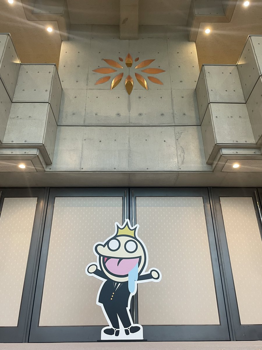 alexandroscrew's tweet photo. #ドロスくん は分身体と共に沖縄コンベンションセンター劇場棟のロビーに登場✨
溢れ出るラスボス感、、

#ドロスくん との写真も #ツアートラック の写真も #Alexandros をつけて投稿してください😎

#butwaittour https://t.co/yoeG1zPAr6