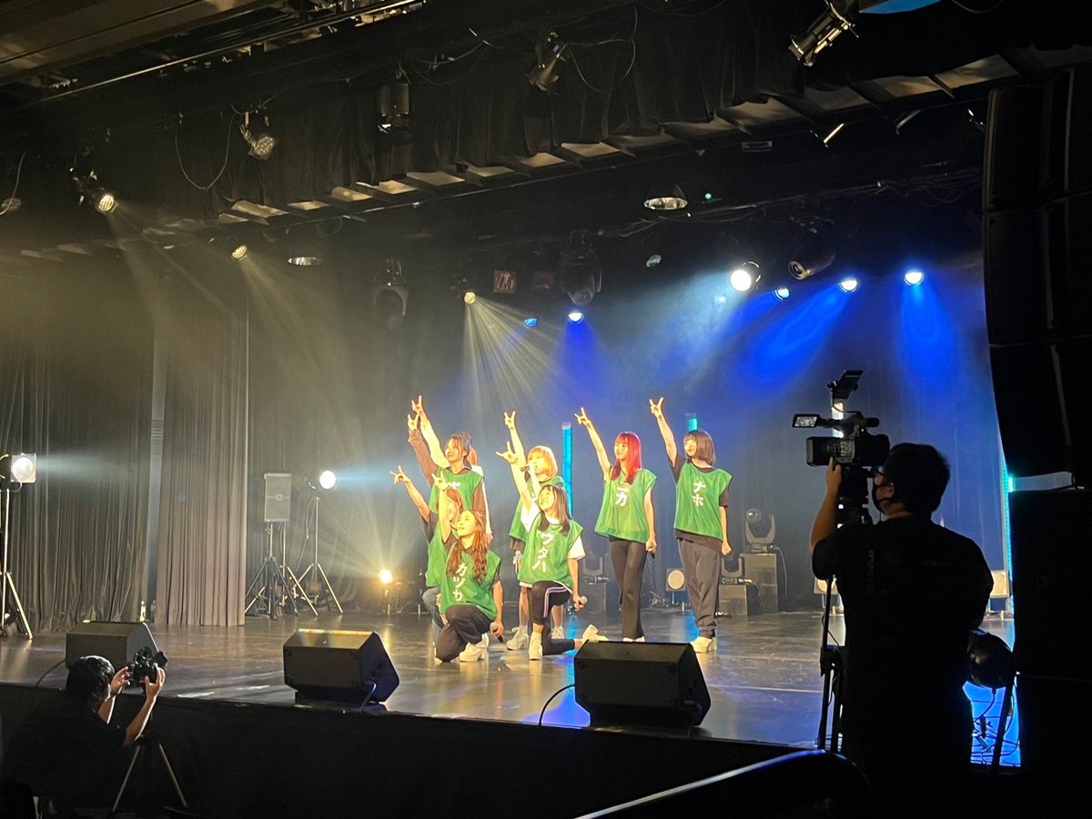 marukado_staff's tweet photo. このステージは、制作、照明、音響に至るまで学内の生徒さんが先生たちと作り上げてくれたステージです。そこで学内コンペを勝ち抜いた楽曲2曲と在学中のプロの作家さんの楽曲1曲を披露しました。2ヶ月前まではただの学生だった彼女たちが今、見たことのない景色に向かって走り出しました！ #MARUKADO https://t.co/WR2ERhiCxW
