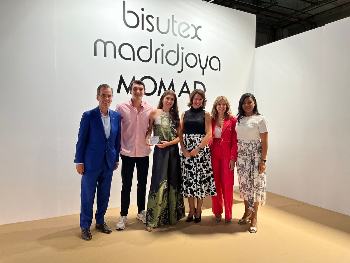 paminagonzalez's tweet photo. Ayer en los premios @MOMADMadrid con @marta__nn, directora de comercio y consumo de la @ComunidadMadrid, @directorIFEMA, @J_GonzalezIfema y #TintaLatina, marca colombiana, 2º ganador del concurso #MOMADTALENTS by @ISEMfbs ¡Felicitaciones Valentina y @Davidcandamiles! 🇨🇴👏🏾🇪🇸 https://t.co/96YovQCikC