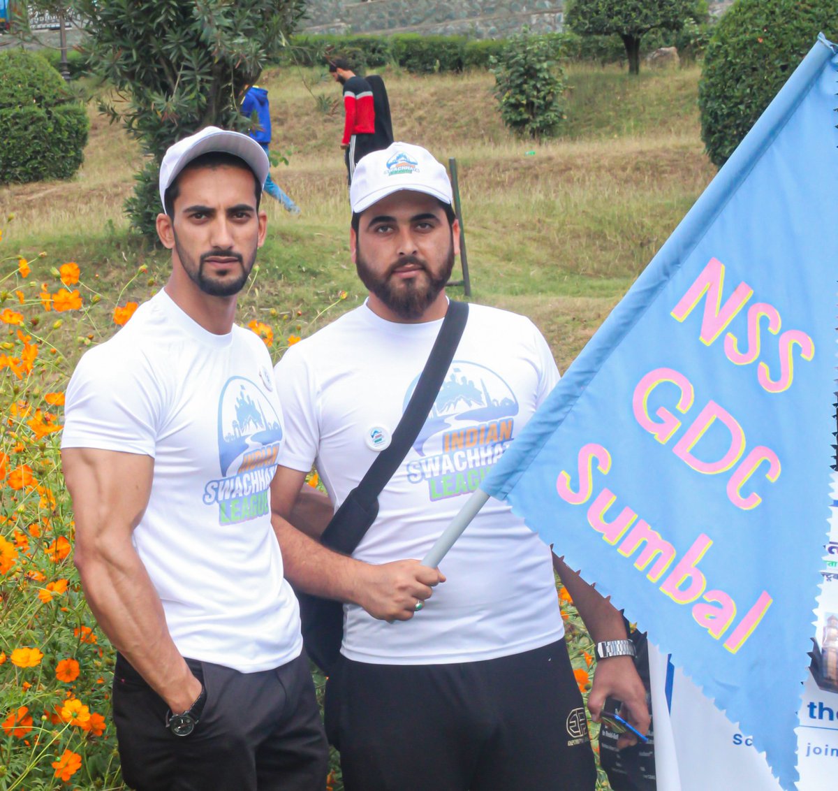 mahirbhat29's tweet photo. @NssSumbal in affiliation with MC sumbal under the theme of Indian Swachhta league.
PS:- under the supervision of our worthy @AadilMahii sir
@_NSSIndia https://t.co/Vx9Qm5MB5z