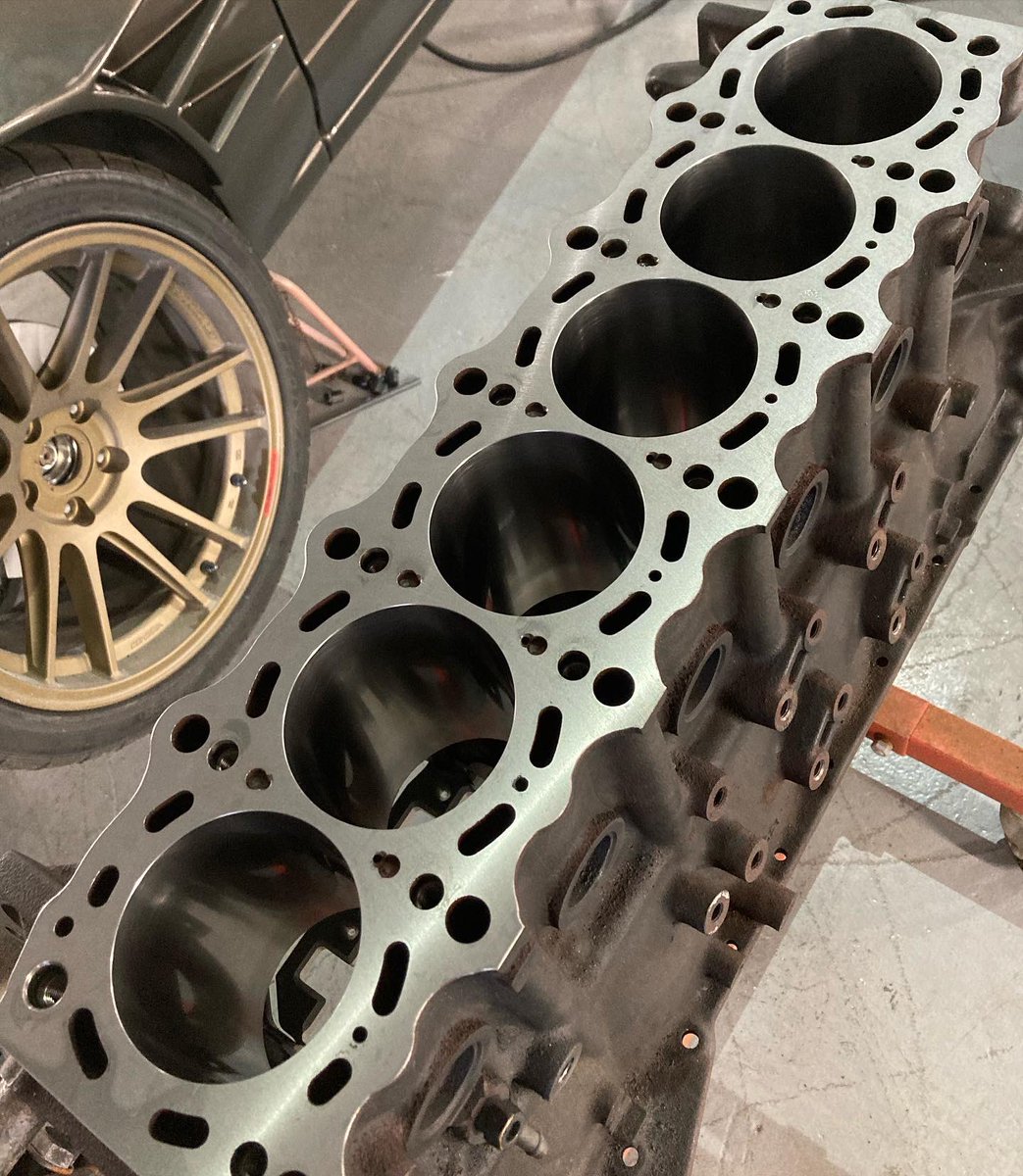Hokuto_Matsuyam's tweet photo. スープラの予備エンジン❗️
2JZ 3.4L
ブロックの加工から帰ってきました!
今載ってるエンジンはもう3シーズン目😅
いつ壊れても不思議ではないのでしっかり準備しておきます👍
#naprec
#doluck
#HKS https://t.co/R940xAx13J