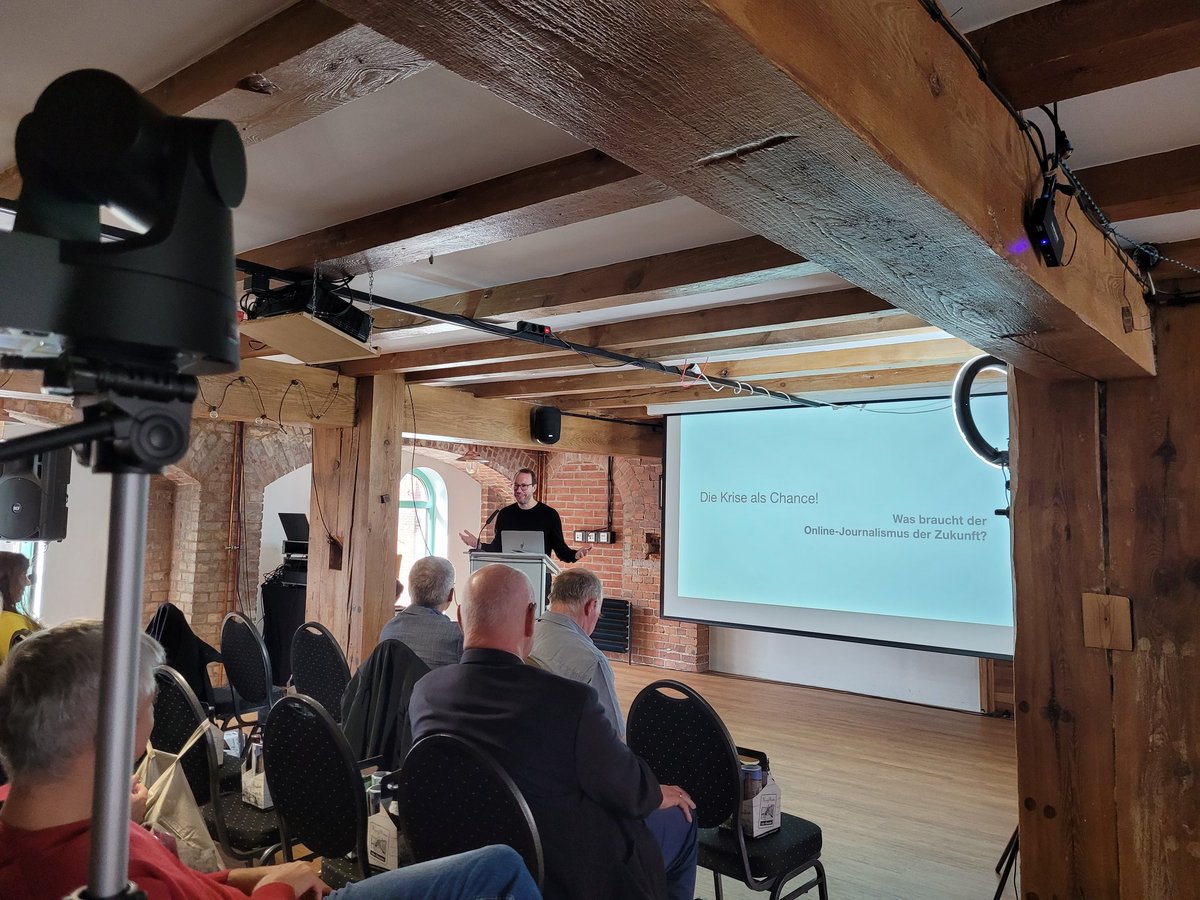 e_woldt's tweet image. Spannende Thesen von @netzpolitik in der Keynote bei #DJVBO:

Journalismus der Zukunft:
- braucht Unabhängigkeit von Plattformen
- sollte sich von einem kaputten Werbesystem verabschieden
- braucht Pressefreiheit und setzt sich gegen Überwachung ein

🧵 (1/3)