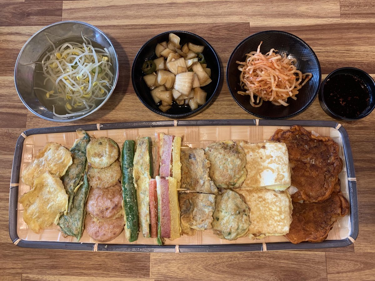 비오는 날 전 땡기는데 오늘은 그냥 땡겨서 왔어요ㅎ

#모듬전 #전 #김치전