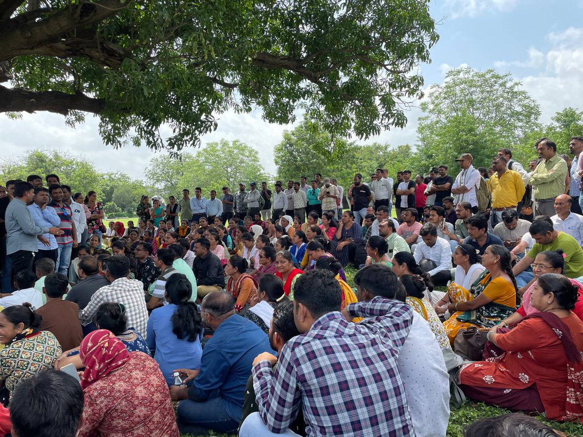 गुजरात के जो आरोग्य कर्मचारी(#MPHW #FHW)का प्रोटेस्ट चल रहे है उसकी जो डिमांड है वो बहुत ही वाजिब है।#आम_आदमी_पार्टी का पूरा #समर्थन है।
गुजरत की भाजपा सरकार आपको सिर्फ जुमले दे सकती है।२०२२ में #AAP की सरकार बनते ही २० दिन में आपकी सारी जेन्युन डिमांड मानी जाएगी।
<a href="/ArvindKejriwal/">Arvind Kejriwal</a>