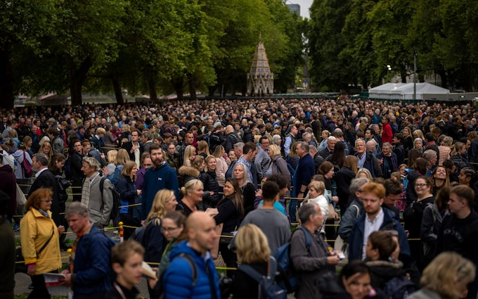 strawfie's tweet photo. Is it possible that #thequeue could turn out to be a #COVID superspreader event? Fresh air reduces risk but doesn't eliminate it completely & 14 hours (or more) is a long time to be in close proximity to so many. #covidqueue
#QueueWatch https://t.co/3f8eqFCial