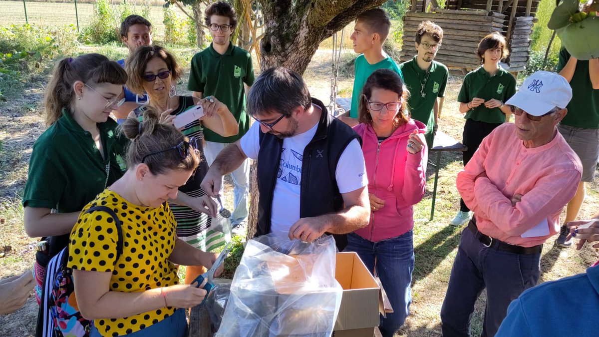ProgettoBridges's tweet image. Esperimento di co-costruzione delle #litterbag le sonde biologiche che saranno interrate in diversi luoghi di @ParcoNordMilano sia oggi che nei prossimi giorni in oltre 25 siti della zona urbana e periurbana di Milano   
👉progetto-bridges.it/piattaforma/do…
#CitizenScience #InTERRA