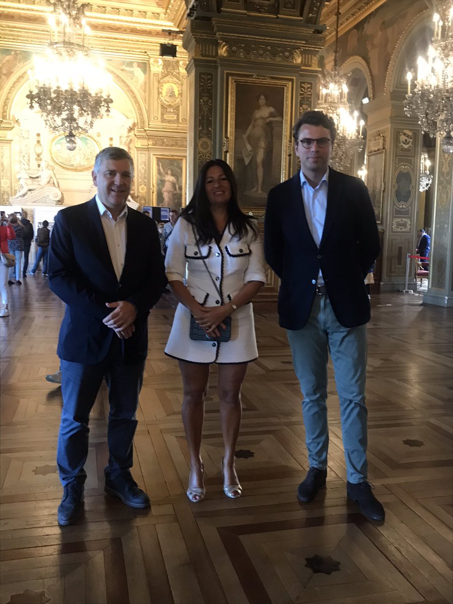 ansquer_laure's tweet photo. Pour ouvrir les #JournéesEuropéennesDuPatrimoine 
visite passionnante avec l’équipe du Patrimoine de la Ville de Paris @karen_taieb du magnifique Hôtel de Ville de Paris 🤩
Émerveillement devant tant de richesse patrimoniale témoin de l’Histoire de Paris !🤩 https://t.co/kWWvbYuVmX