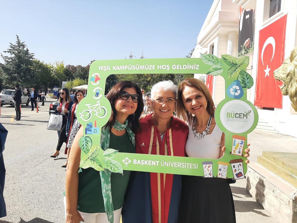 Geçtiğimiz gün düzenlenen oryantasyon dersinde Çevre Topluluğu olarak Yeşil Kampüsümüzü tanıttık.
Arkadaşlarımızla topluluğumuz, kampüsümüz ve dünyamız hakkında konuştuk ve kendilerine 'Hoşgeldiniz!' dileklerimizi ilettik. 

Bu fotoğraflar da o günden kalan renkli görüntüler. 🍀