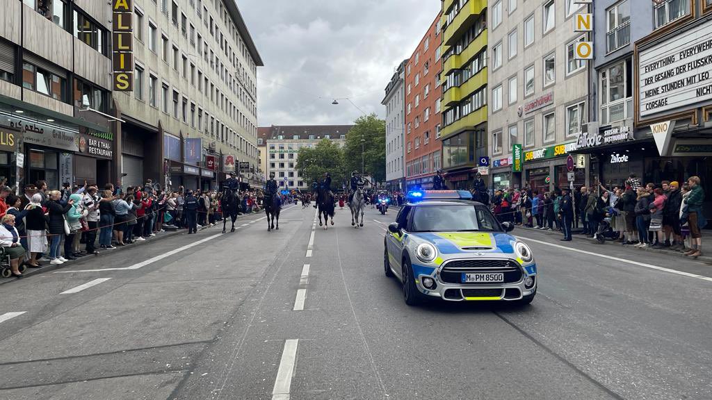 Der #Wiesn -Einzug hat begonnen. Wir sind vorne mit dabei.