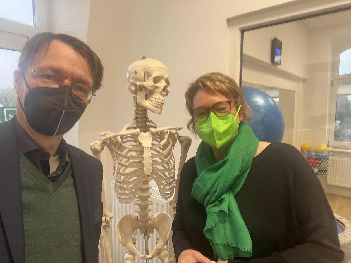 Im Kommunalen Versorgungszentrum Wurster Heide mit Niedersachsens Gesundheitsministerin Daniela Behrens.  Vorbildlich: die Kommune selbst baut das Ärztezentrum auf. Kein privater Investor, maximales Vertrauen statt maximaler Gewinn. In der Mitte hört ein älterer Kollege zu.