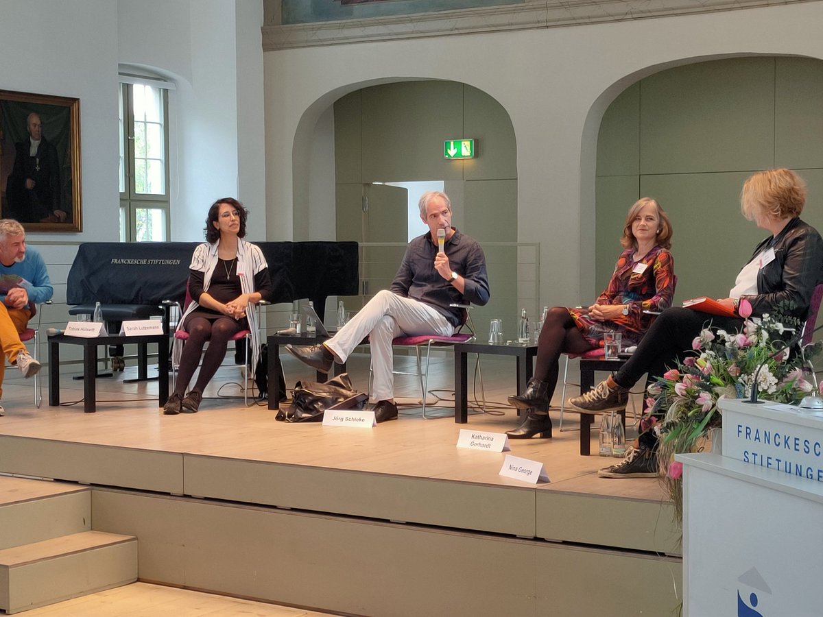 vfll_lektorat's tweet photo. #FFL22 Weiter geht's: Welches #Wort würden Sie nie schreiben oder zucken Sie zusammen? schlüpfen (@nina_george), zwischenzeitlich (das war früher, heute versteht sich #Lektorin @katha_goldwaage als Dialogpartnerin der #Autor_innen), Konjunktionen @kohsie_halle @mdrkultur https://t.co/rx3Tkerat7