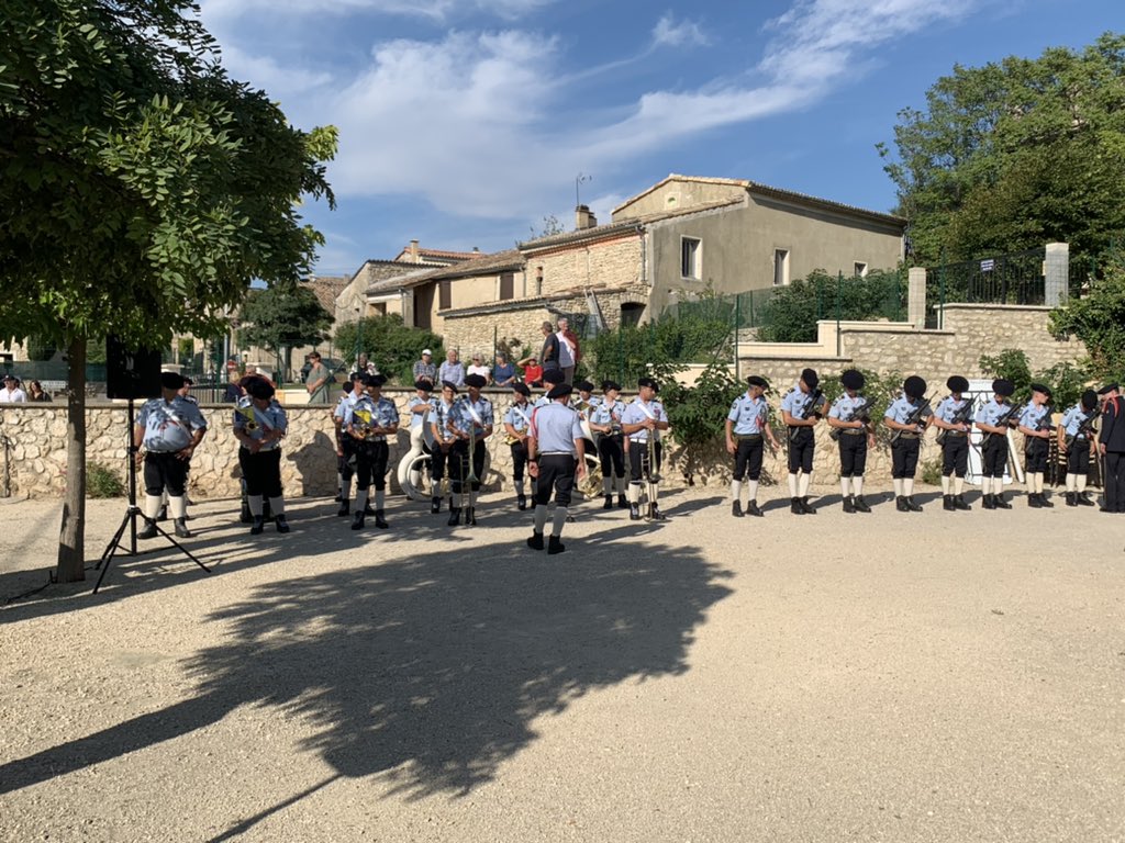 La #FlammeduSoldatInconnu brille dans le petit village natal #AlbertSéverinRoche, Réauville (26). Prélèvement de la Flamme par les écoles du village sous l’égide de la commissaire #ValérieBernodat et le #CDC27BCA Colonel Vincent Minguet