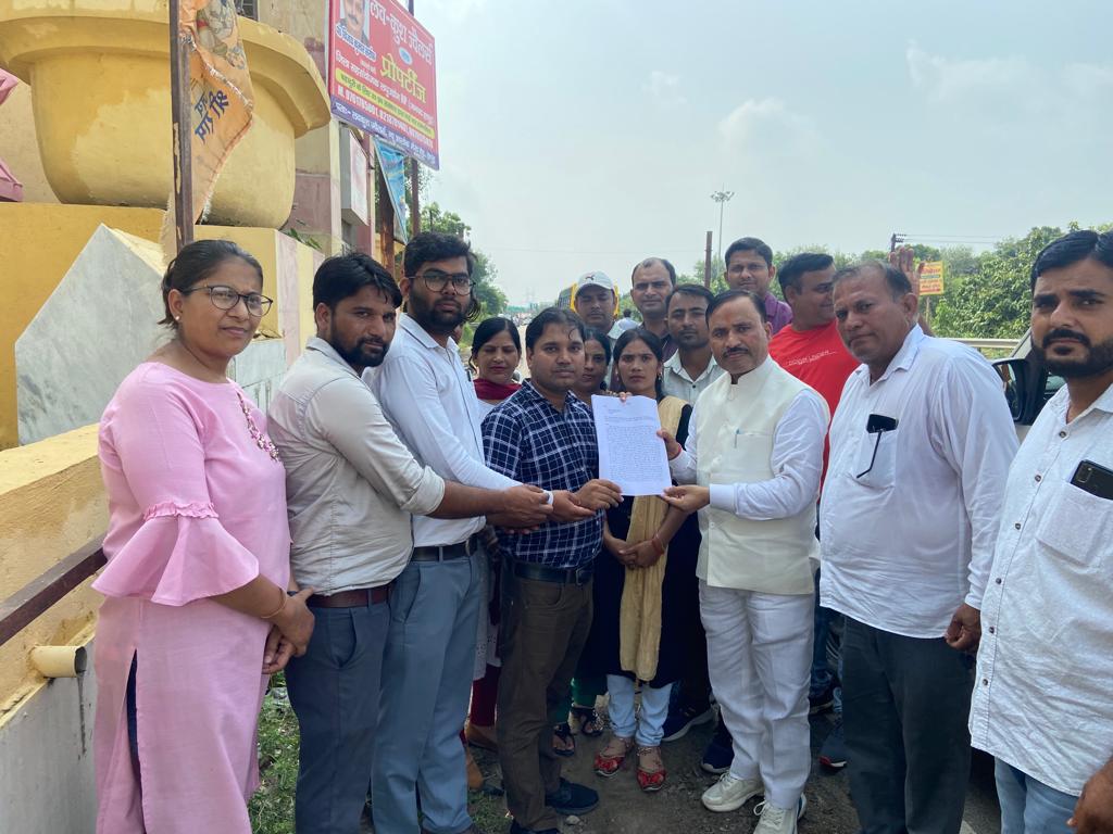 nafispasha's tweet photo. क्या हुआ आपका वादा 
जनवरी से सितंबर आया लेकिन आपके एक भी वादे पूरे नहीं हुए ।
@narendramodi @myogiadityanath @GovernorofUp @kpmaurya1 @MoRD_GoI @girirajsinghbjp 

#UPSRLM_Employees_Strike 
#UPSRLM_धरनाप्रदर्शन 
#हक़_की_लड़ाई https://t.co/f3LDTj1KRV