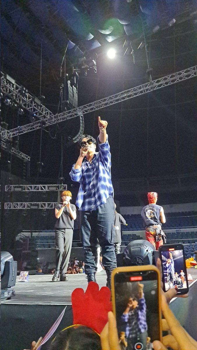 iamsbfngrl's tweet photo. @stellajero_ @SB19Official Jusq ka Stell!!! 'di ka totoo!!

A'TIN SHAKES ARANETA CITY
@SB19Official #SB19        
#WYATKickoffConcert
#WYATFlashMobAtAranetaCity https://t.co/f51ooWuWTi