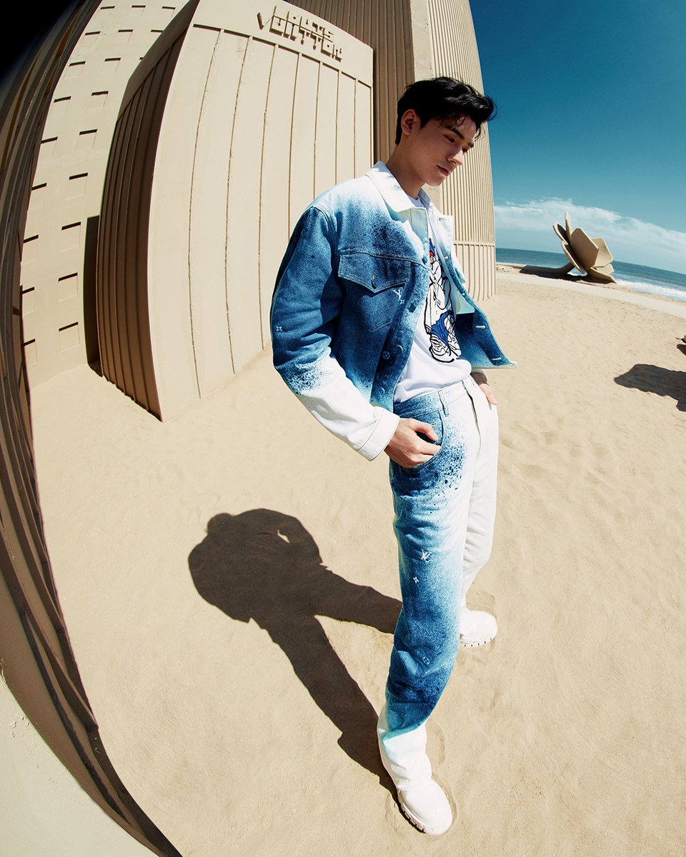 LouisVuitton's tweet photo. #GongJun at #LVMenSS23 in Aranya. #LouisVuitton staged a second presentation of the latest Men’s Collection at the beach destination in China. See more from the fashion show at https://t.co/fpUS7In1IP https://t.co/T2aNP42id7