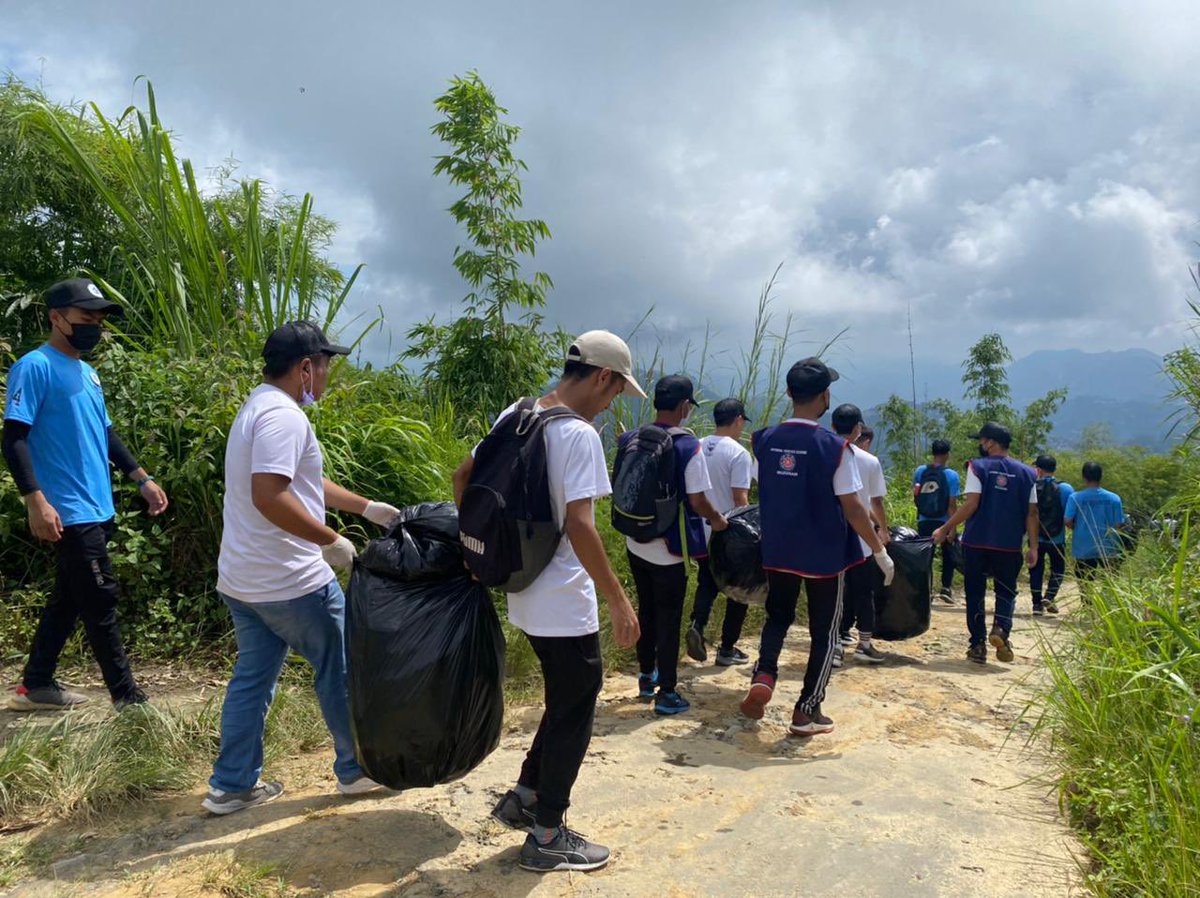 SangpuiiSy's tweet photo. The plastic pet bottles collected at Muthi today will be recycled at Department of Chemistry, Pachhunga University College
@sbmu_mizoram @SwachhBharatGov 
#SwachhAmritMahotsav #YouthVsGarbage #AizawlCleanAvengers https://t.co/csQvNMEMWd