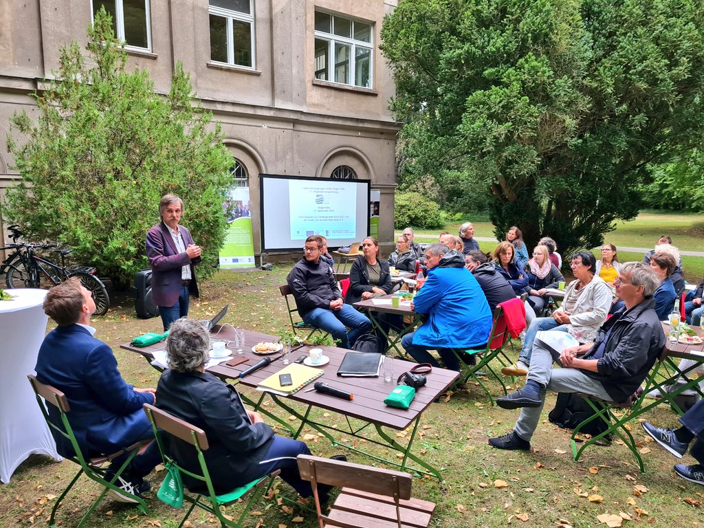 LandLeute's tweet photo. Ganz ehrlich, sowas kriegt man nur mir @Andreas_Brohm gewuppt. Vielen Dank für 7 gemeinsame Jahren #Leader in der #Altmark und den gelungenen Abschluss der Förderperiode. Erfolge gibt's auch ganz viele. Diese können hier nachgelesen werden: https://t.co/zRqwpyiJ8T https://t.co/PeOiDLZTuA