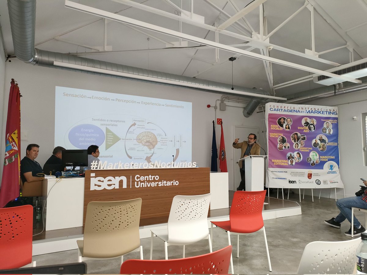 ignacio_conejo's tweet photo. Arrancó la Mesa de #MktVentas de #CartagenaEsMkt y aquí tenemos al MAESTRO @MDiez2010 explicando el proceso sensorial que origina el comportamiento del consumidor, #MarketerosNocturnos 
Puedes seguirla en vivo aquí: 
https://t.co/O6avU8waZj https://t.co/CdGqAja3Dq
