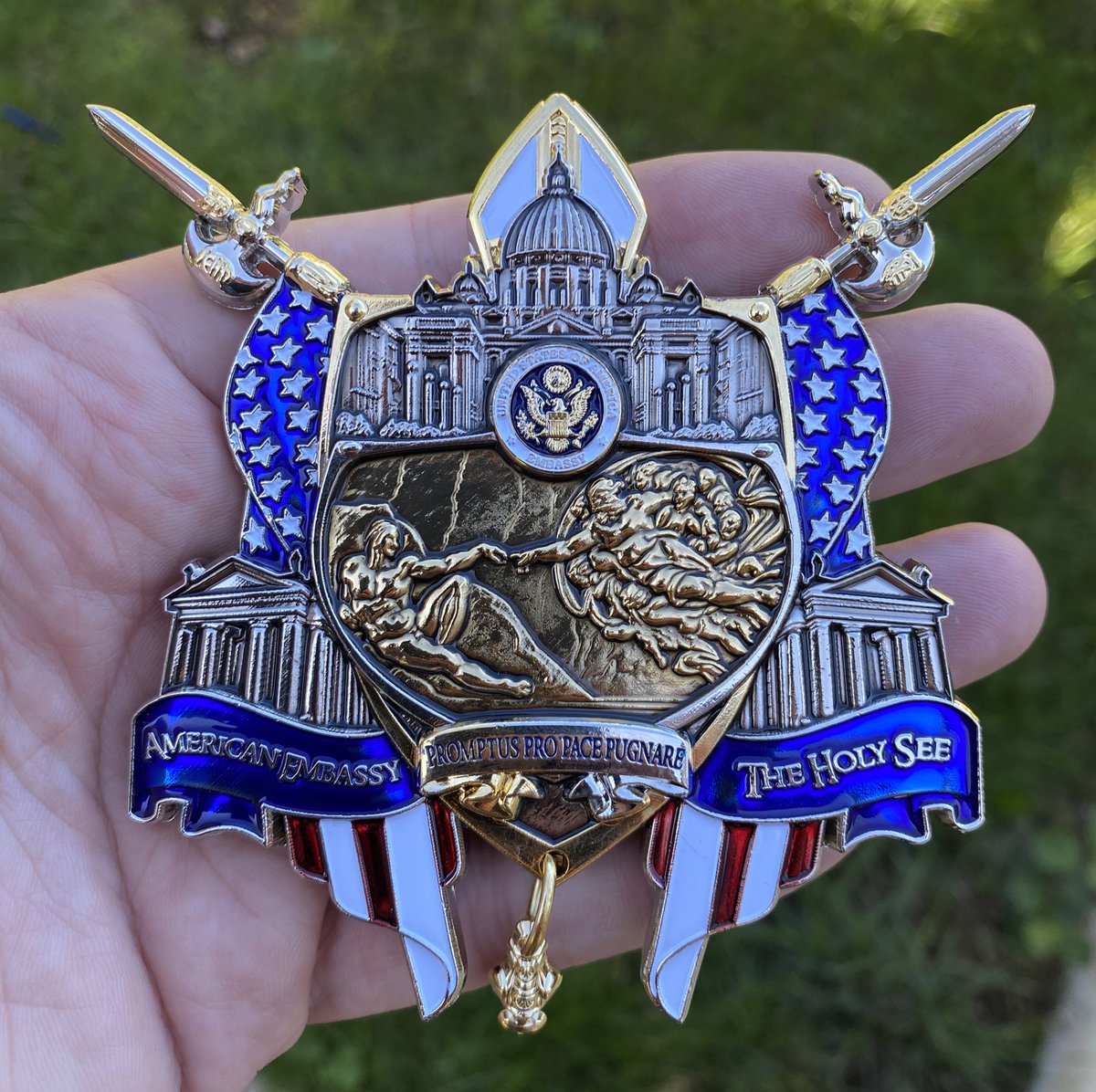 PolicePatch_Guy's tweet photo. Holy moly! Had the opportunity for a hand 2 hand trade yesterday and landed this weapon of a “coin”! #MarineSecurityGuard #TheVatican #ChallengeCoin #USMarine #SemperFidelis https://t.co/1efYuI6t91