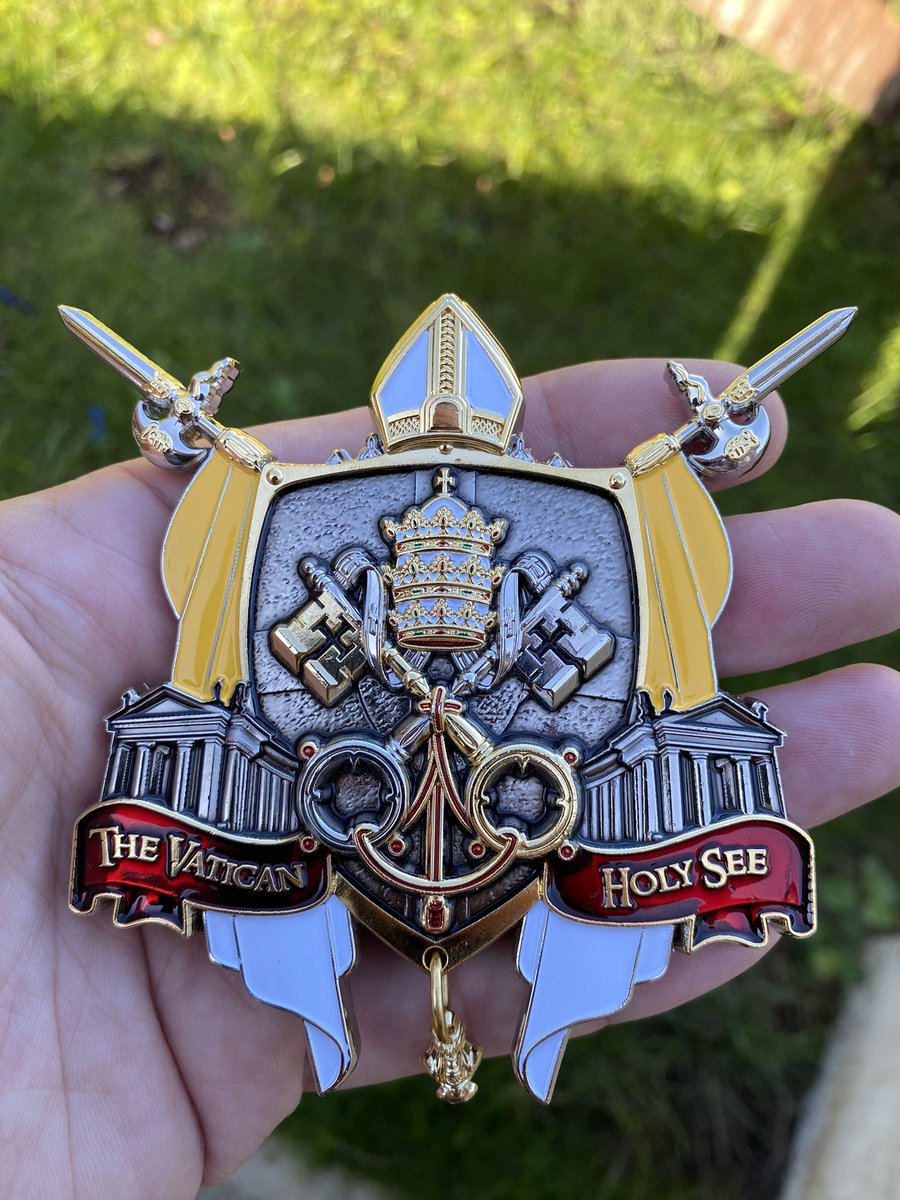 PolicePatch_Guy's tweet photo. Holy moly! Had the opportunity for a hand 2 hand trade yesterday and landed this weapon of a “coin”! #MarineSecurityGuard #TheVatican #ChallengeCoin #USMarine #SemperFidelis https://t.co/1efYuI6t91