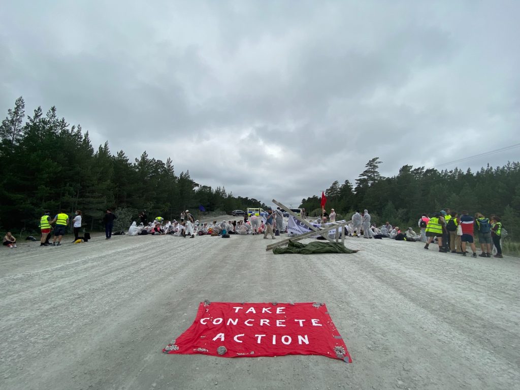 VarisVerkosto's tweet photo. Toimintaa Gotlannissa luontoa tuhoavaa sementtipÀÀomaa vastaan
https://t.co/mtp3VeWmy3
#TakeConcreteAction #Cementa #antikapitalismi #ilmastonmuutos https://t.co/diIEaSpAgx