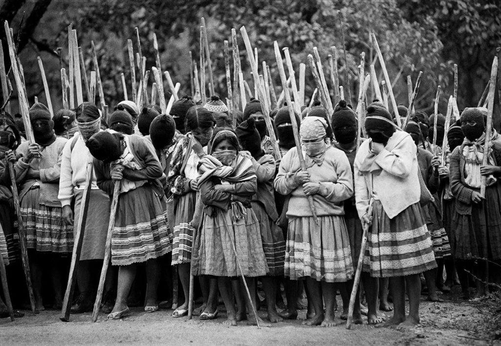 FungiGang's tweet image. A l’aube du 1er janvier 1994, les troupes de l’Armée Zapatiste de Libération Nationale (Ejército Zapatista de Liberación Nacional ou EZLN) occupent sans combattre sept villes du Chiapas, dont sa capitale historique, San Cristobal de las Casas. 🧶⤵️