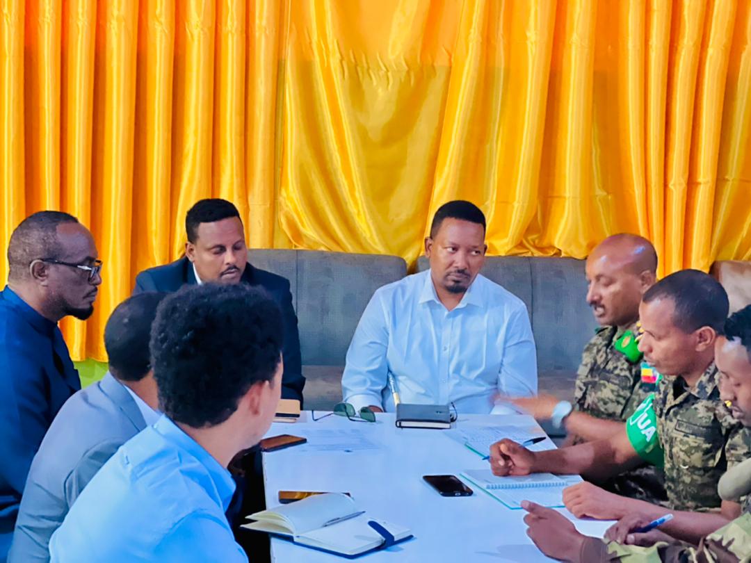 MoInfosws's tweet photo. The SWS Ministry of Information and Social Awareness has received today in #Baidoa  high delegates led by Captain #Getacher and Major #Fikadu_Heyle who are both sector 3 CIMIC officers.The officers pledged to assist SWS community in the social sector investments. https://t.co/wrxs218qEx