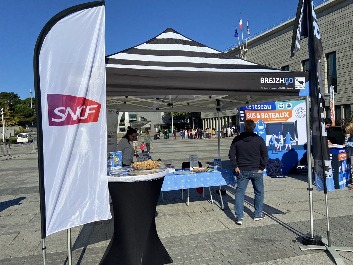leparcJerome's tweet photo. ⁦#SemaineDeLaMobilité 🚅🌱

Les équipes ⁦@SNCF⁩ ⁦@TERBreizhGo⁩ sont présentent place de l Hôtel de Ville de #Lorient jusqu’à 13 h

#PassTER
#Abonnements

#+DeTerMoinsDeCo2

⁦@LorientAgglo⁩ ⁦@VilledeLorient⁩ ⁦@regionbretagne⁩ ⁦@MEuverte⁩ https://t.co/Tsq7Z7jKOA