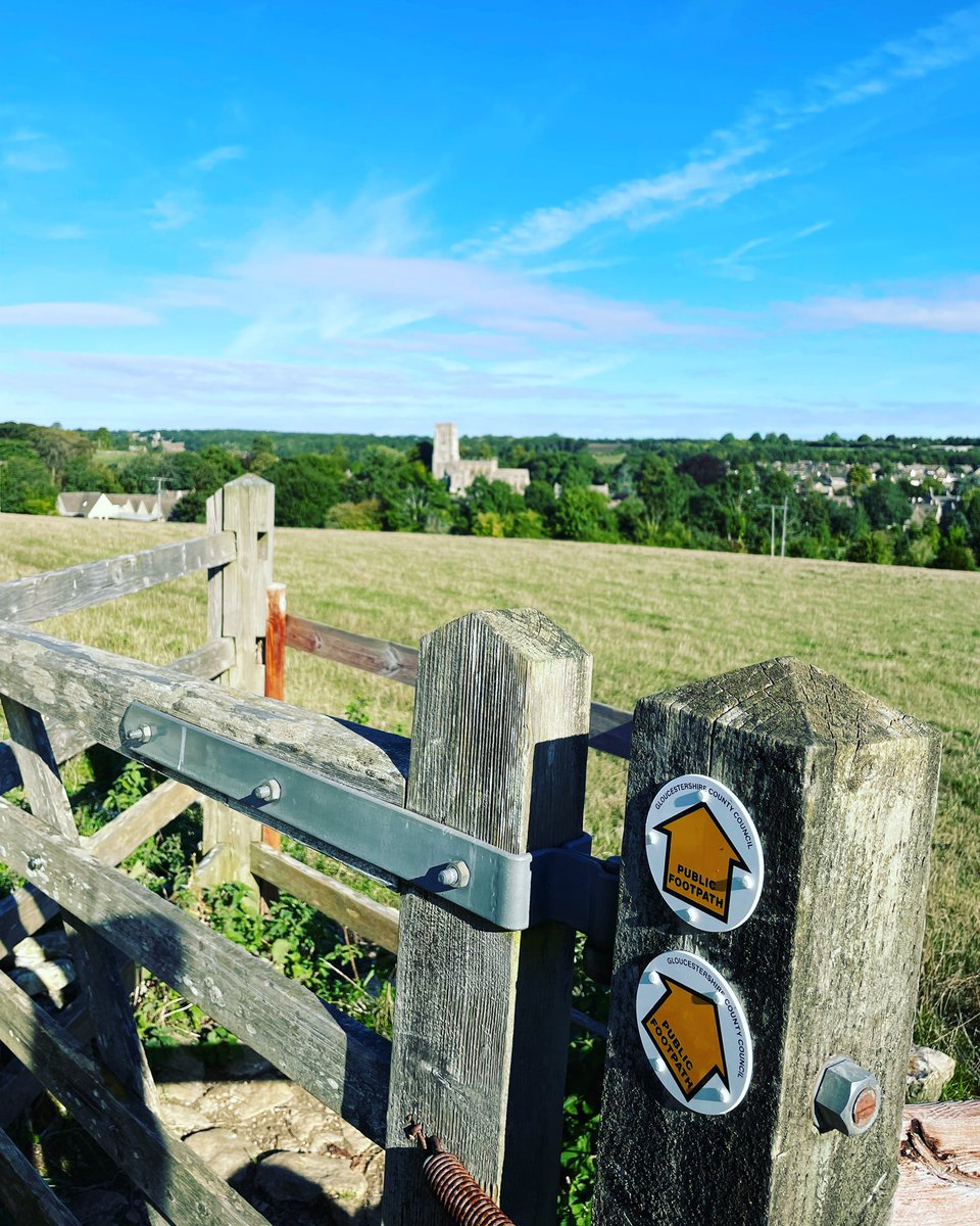 WheatsheafGL54's tweet image. Our magnificent town and beautiful Church seen from one of the many footpaths which are at our doorstep so you can explore and discover the Cotswolds on foot when you visit #walkfromapub #pubwalks #youngspubs #thecotswoldway #monarchsway #cotswoldrambles #staywithyourdog #dogwalk